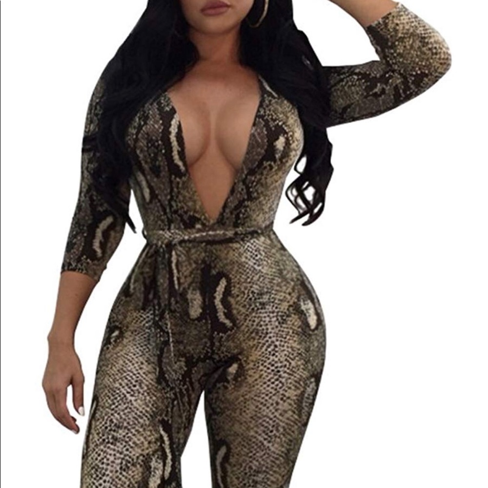 🤑SOLD🤑Women’s V Neck Africa Print Bodysuit